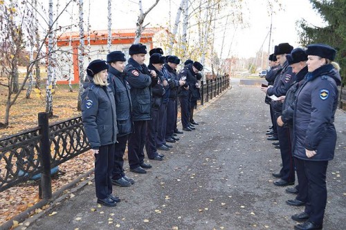 В Шарлыке прошёл строевой смотр в связи с переходом на зимнюю форму одежды.