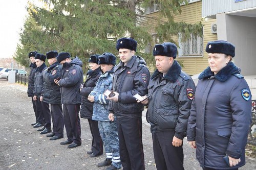 В Шарлыке прошёл строевой смотр в связи с переходом на зимнюю форму одежды.